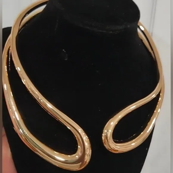 💛🔹️ NATASHA 🔹️Beautiful gold tone Cut Out Asymmetrical Hinge Necklace - Picture 3 of 5